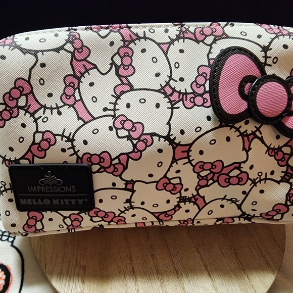 NWT Adorable Hello Kitty Cosmetic Bag. - Picture 1 of 4